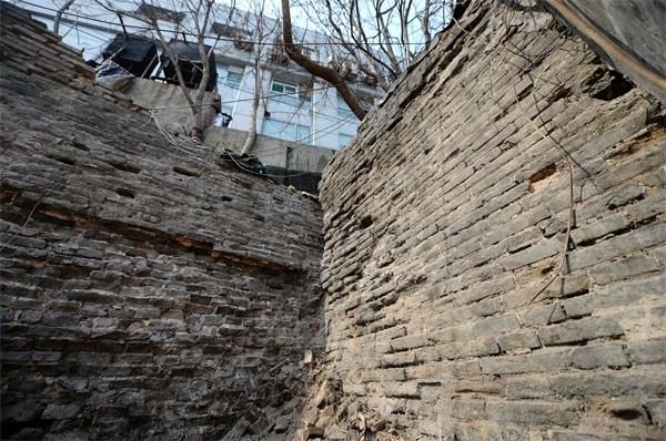 济南最后一段古城墙"露脸 墙高约5米长约14米