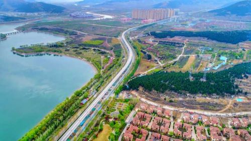 穿越春天的高空“地铁” 济南地铁R1线在春天的画卷中穿行