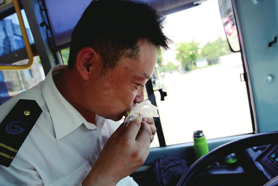 致敬高温下的劳动者！挥汗如雨的脸庞 最美的劳动颂歌