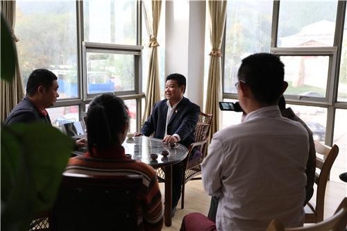 大众报业集团记者采访孙建博。