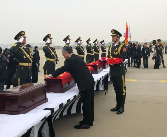 3月28日，中韩双方在韩国仁川国际机场共同举行第五批在韩中国人民志愿军烈士遗骸交接仪式。这是自2014年开始，韩方连续第五年向中方移交在韩中国人民志愿军烈士遗骸。 中新社记者 吴旭 摄
