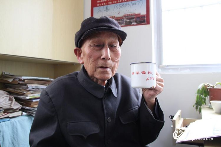 殷树山老人珍藏的拥军爱民的老水杯_副本.jpg